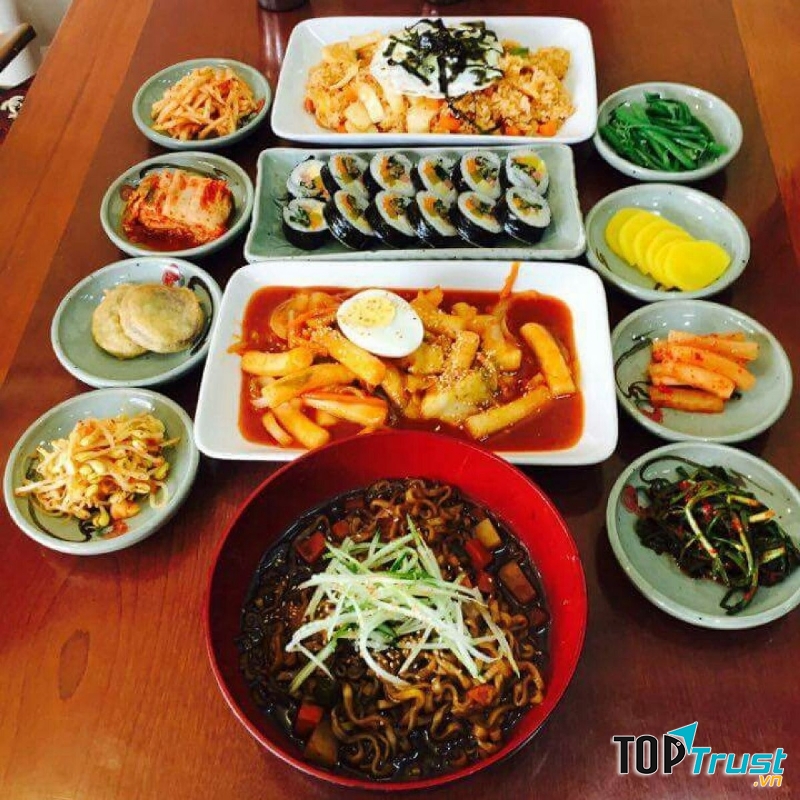Bàn ăn của một vị khách tại Kim Bap Cheon Guk