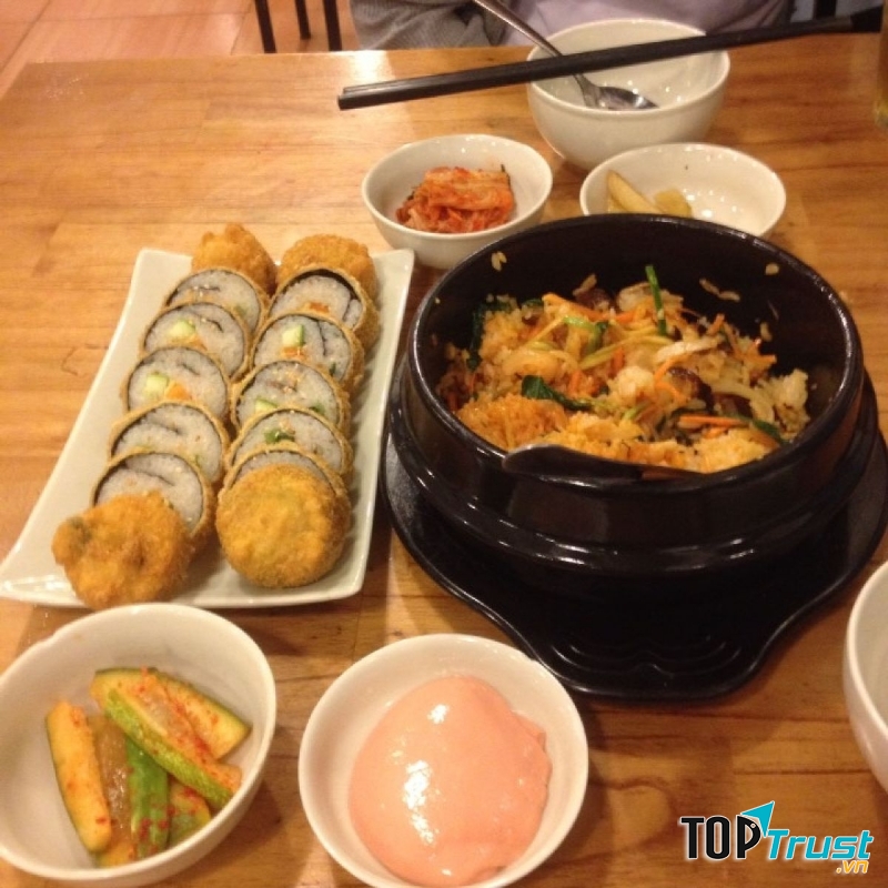 Cơm trộn Hàn Quốc và kimbap chiên tại Little Korea