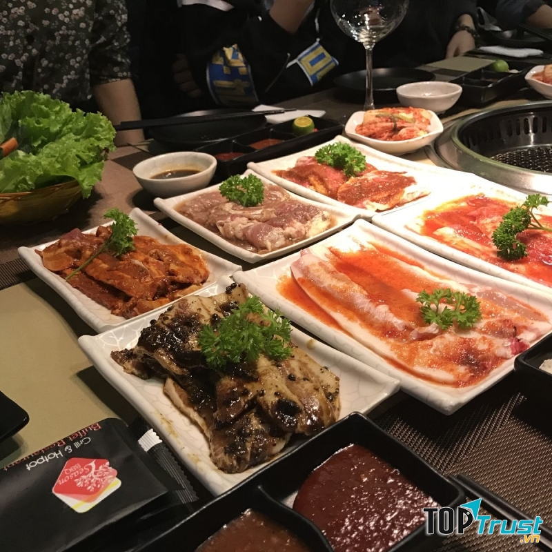 Một góc bàn buffet nướng lẩu của Season BBQ