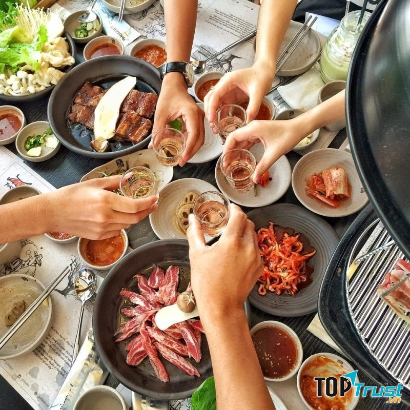 Một bàn ăn của khách tại BBQ Yukssam
