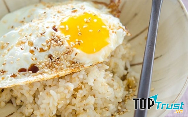 Cơm trứng ốp lết