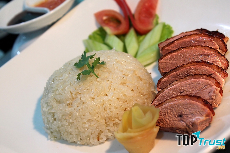 Quán chuyên phục vụ cơm, cháo vịt, nguyên liệu sử dụng trong ngày nên đảm bảo tươi ngon.