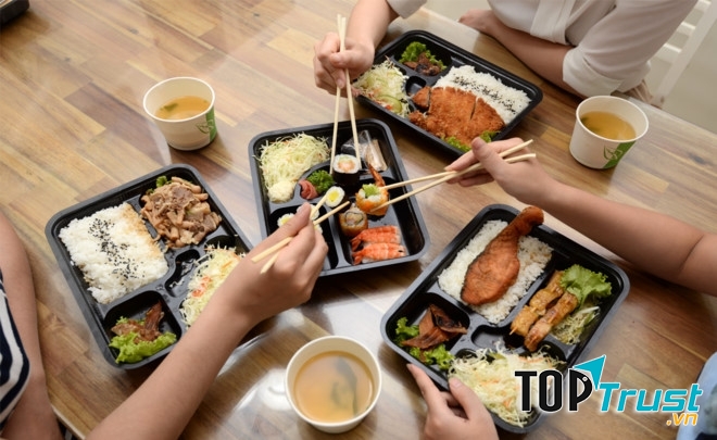 Menu đồ ăn tại Comrainbow.com rất đa dạng, thay đổi thực đơn theo ngày