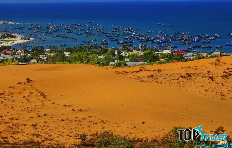 Cồn cát đỏ đẹp thơ mộng như đứng giữa sa mạc ngay bên cạnh bãi biển