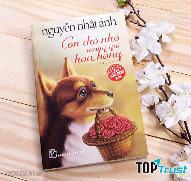 Con chó nhỏ mang giỏ hoa hồng