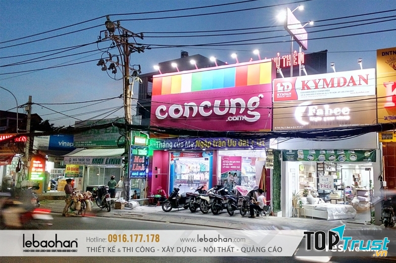 Cửa hàng Con Cưng từ bên đường