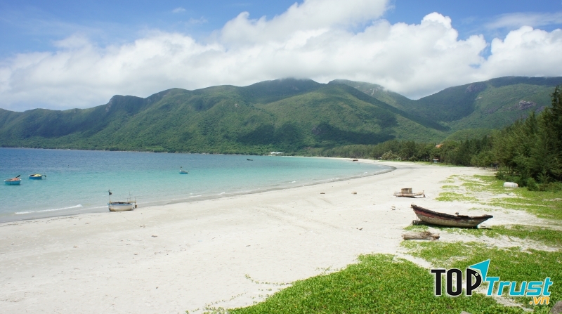 Côn đảo hoang sơ được bao quanh bởi rừng núi