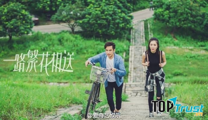 Con Đường Đưa Tiễn Đầy Hoa