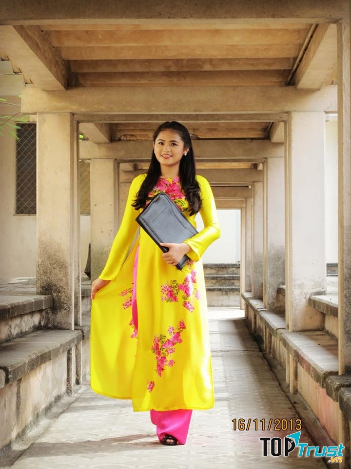 Tà áo dài thướt tha trong không gian cổ kính (Ảnh Fb Ulis Photography)