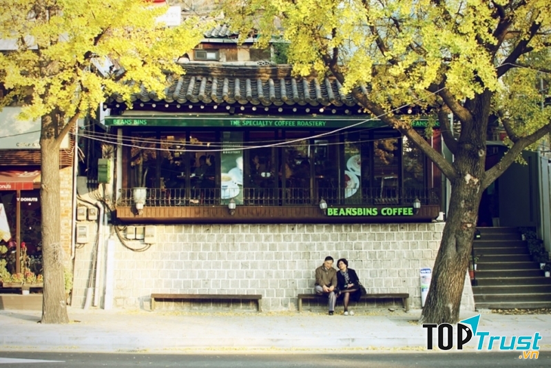 Con đường Samcheongdong và thư viện Jeongdok