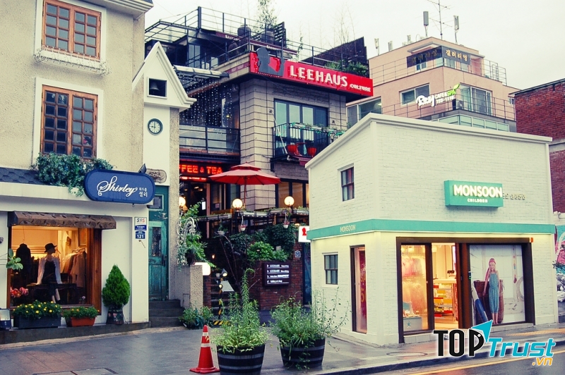 Con đường Samcheongdong và thư viện Jeongdok