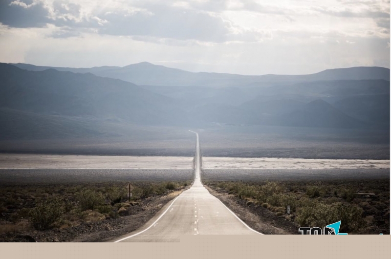 Con đường xuyên qua một phần của Vườn quốc gia Thung lũng Chết, California