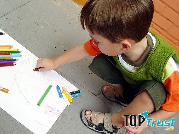 Bé tỉ mỉ và chú ý đến các tiểu tiết.