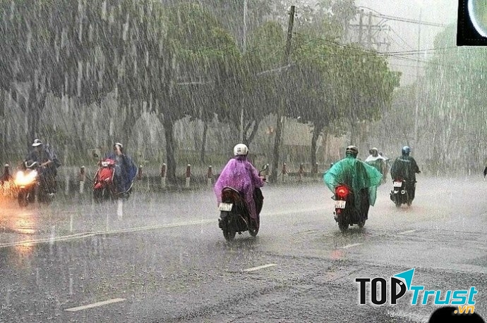 Mặt đường ngập nước mưa, nước chảy ồ ồ vào cống rãnh.