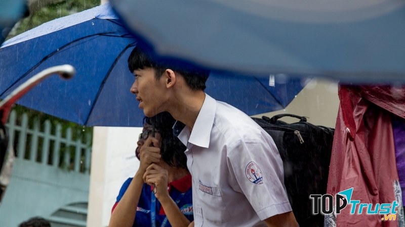 Cơn mưa mùa hạ bất chợt