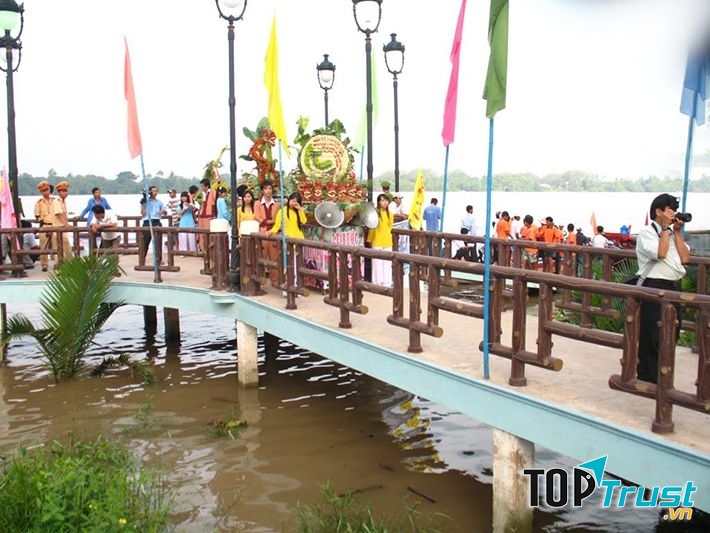 Đường xá đều được lót bê tông nên thuận tiện cho xe máy lưu thông trên cồn.