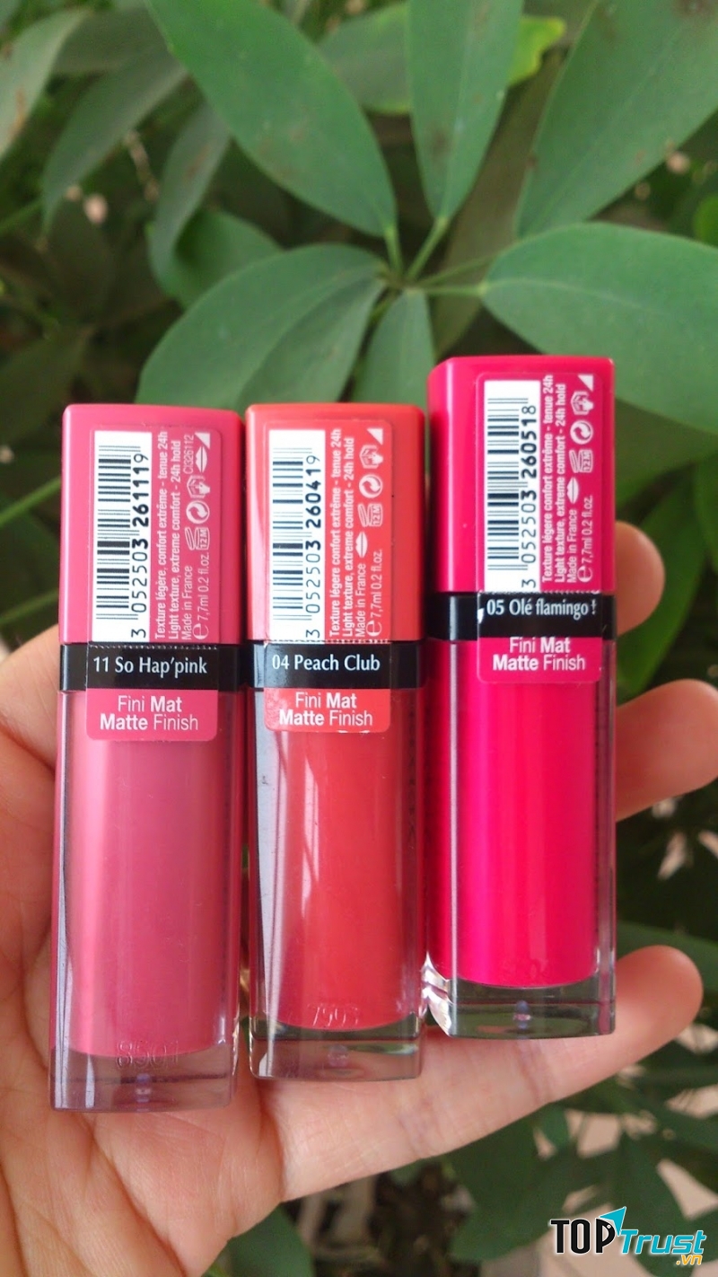 Khi chọn mua son, hãy chắc chắn rằng trên thỏi son đầy đủ thông tin của hãng, tem chống hàng giả, niêm phong bao bì vẫn còn nguyên để tránh tình trạng phải chi trả một mức giá cao cho một thỏi son giả.