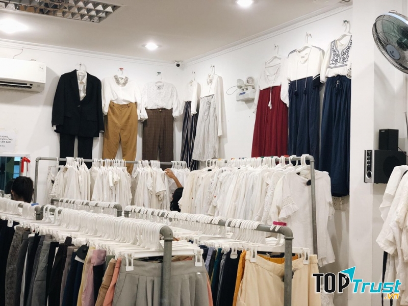 Đến với shop Con Quạ Đen, nếu chịu khó lục lọi chắc chắn bạn sẽ kiếm được những mẫu đồ hàng hiệu với giá cả cực kì bình dân đấy