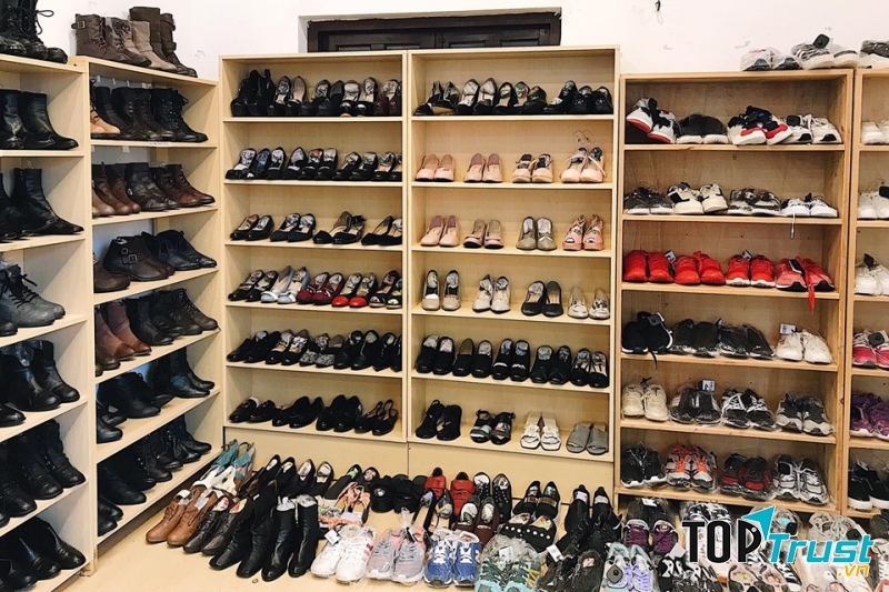 Ngoài quần áo, shop còn có giầy dép rất đa dạng kiểu dáng nhé