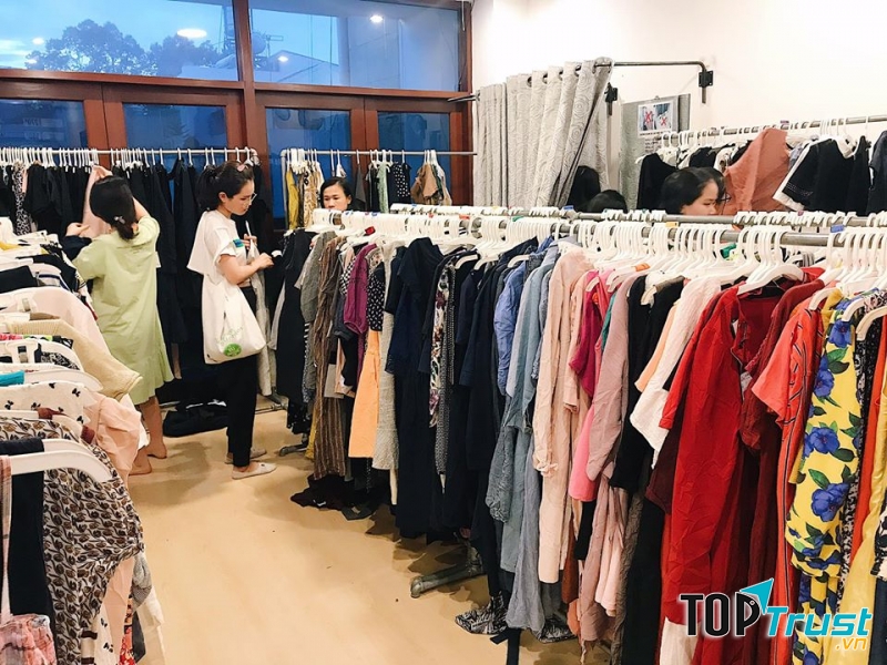 Con Quạ Đen chuyên về quần áo, giày dép si với mẫu mã và chất lượng đa dạng