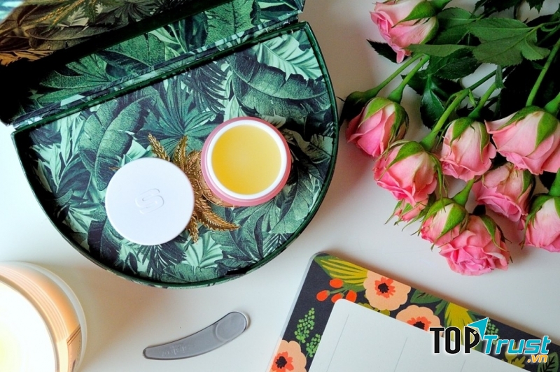 Bên trong hũ son dưỡng Confort Extreme Levres Nutritive Lip Balm ( nguồn internet)