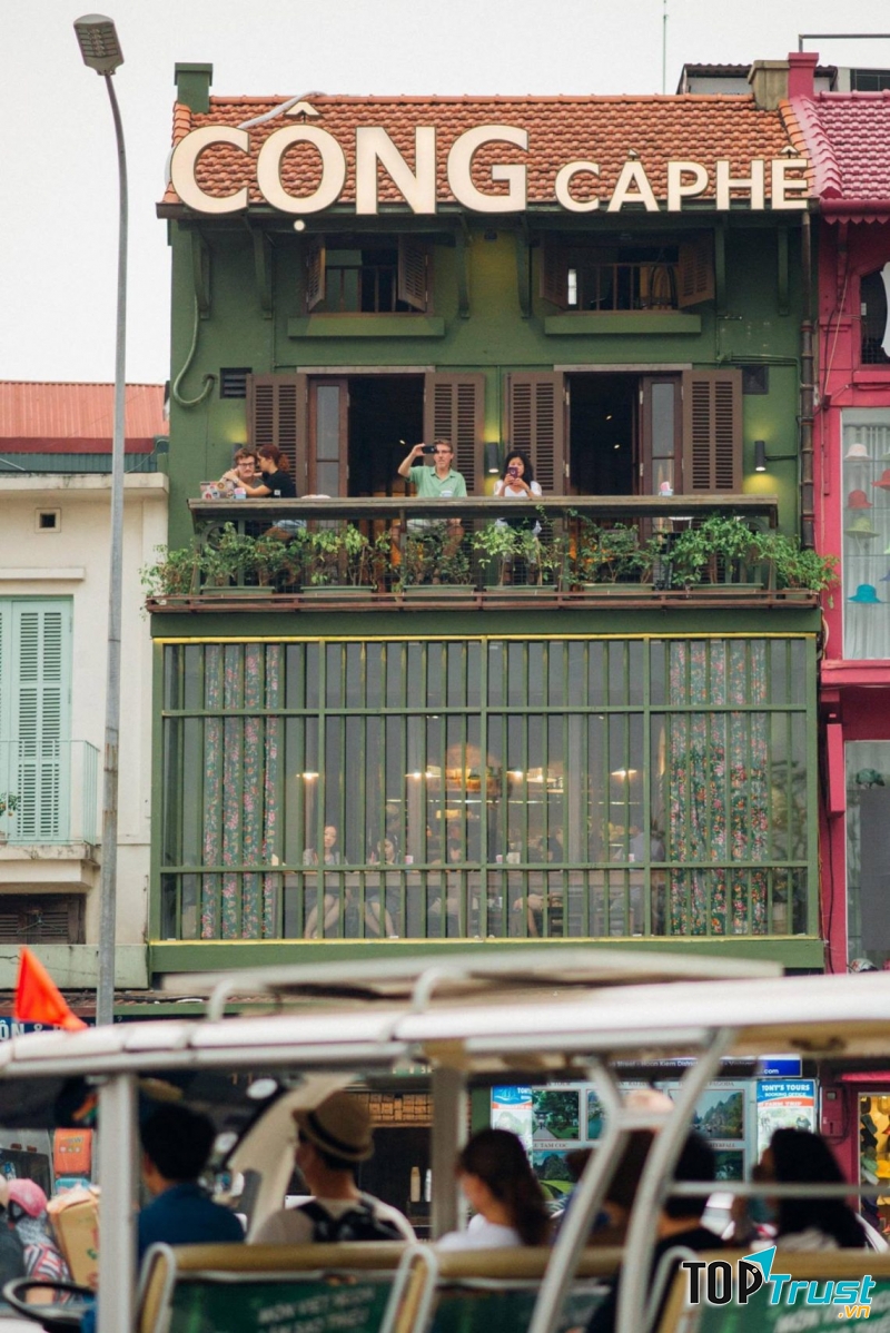 Không gian nhìn từ bên ngoài của Cộng cà phê 116 Cầu Gỗ, Hoàn Kiếm, Hà Nội