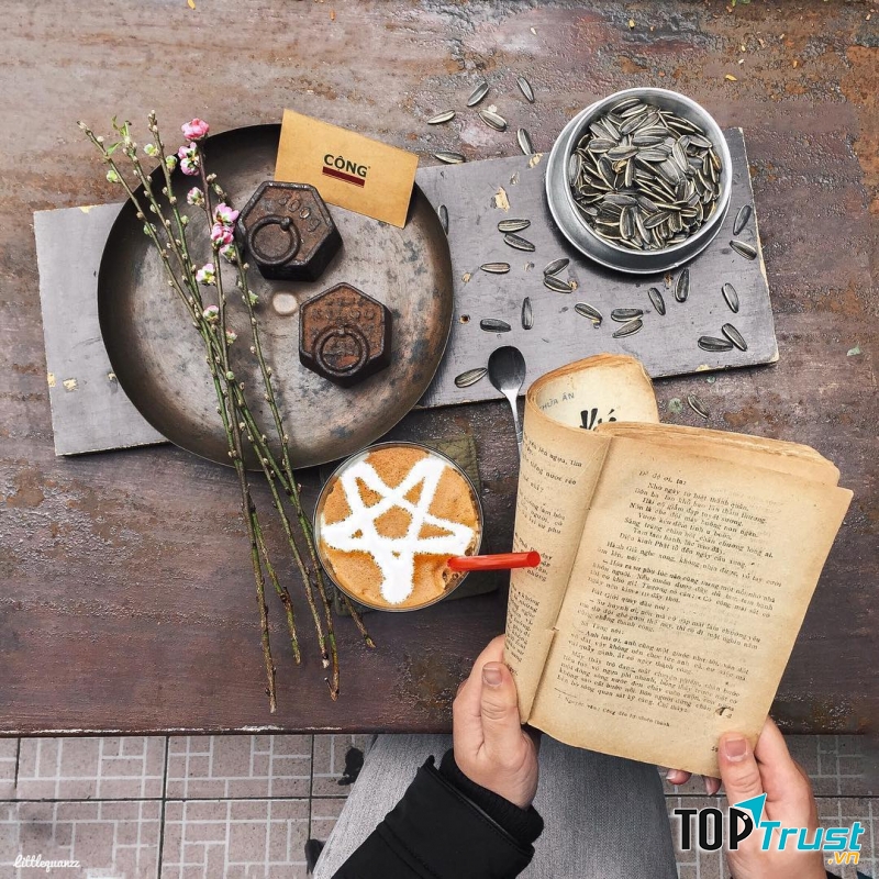 Quán cafe xưa cũ mang lại nhiều kỉ niệm.