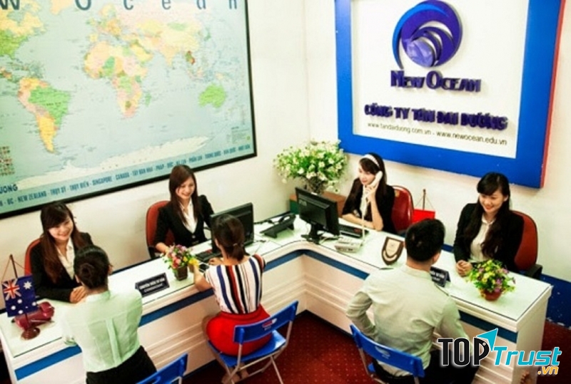 Nhân viên của công ty đang tư vấn cho khách hàng