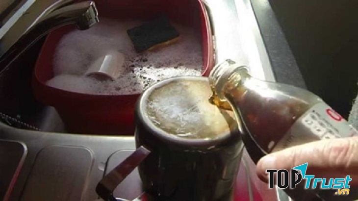 Dùng Coca-Cola đánh gỉ sét