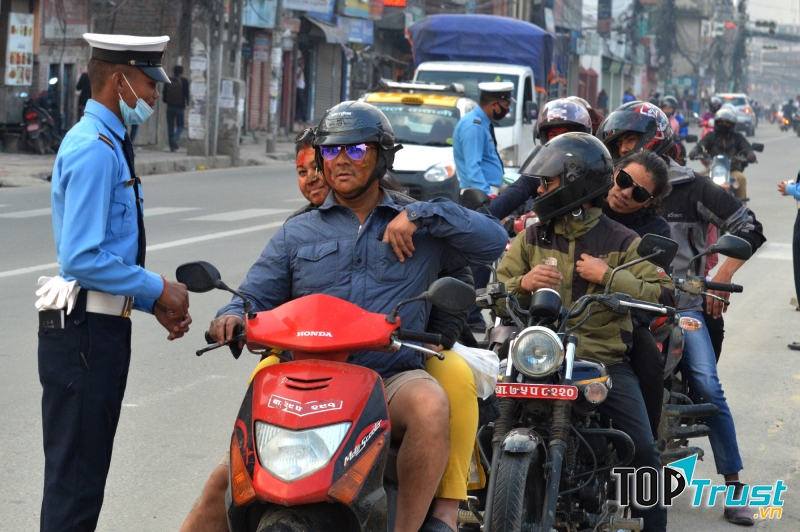 Cảnh sát gặp khó khăn trong việc kiểm tra số lượng lớn người điều khiển phương tiện