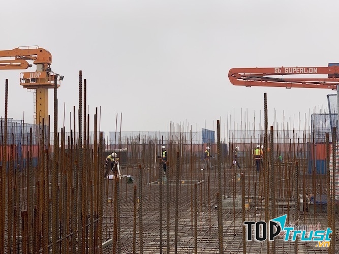 Công nhân xây dựng trên công trường