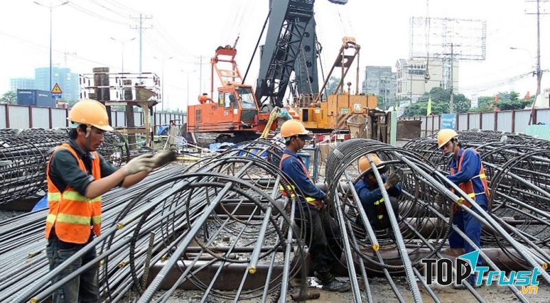 Công nhân xây dựng trên công trường