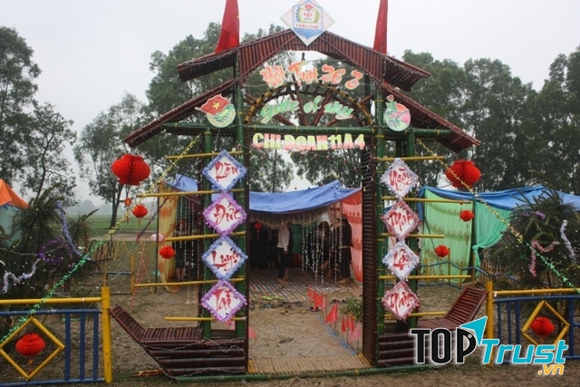Cổng trại hình con đò