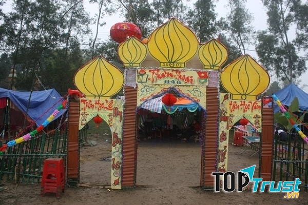 Cổng trại hình ngọn nến