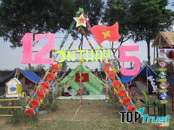 Cổng trại hình tam giác