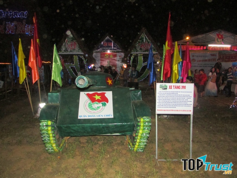 Cổng trại hình xe tăng