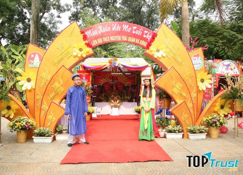 Cổng trại mang không khí mùa xuân