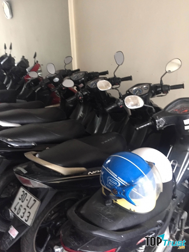 Có mũ bảo hiểm kèm theo cho khách hàng.