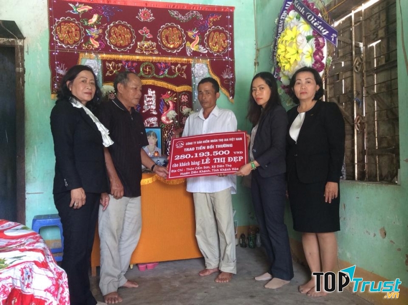 AIA trả quyền lợi cho chị Lê Thị Đẹp- một sản phụ mang bầu con thứ 3