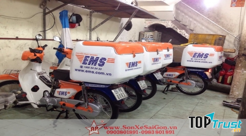 Hàng xe chuyên chở của dịch vụ chuyển phát EMS