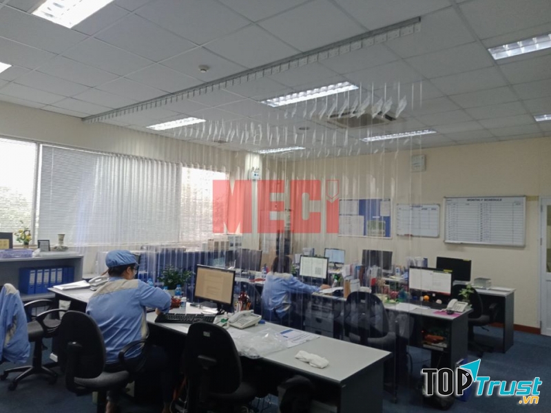 Rèm nhựa ngăn lạnh được dùng trong công nghiệp.