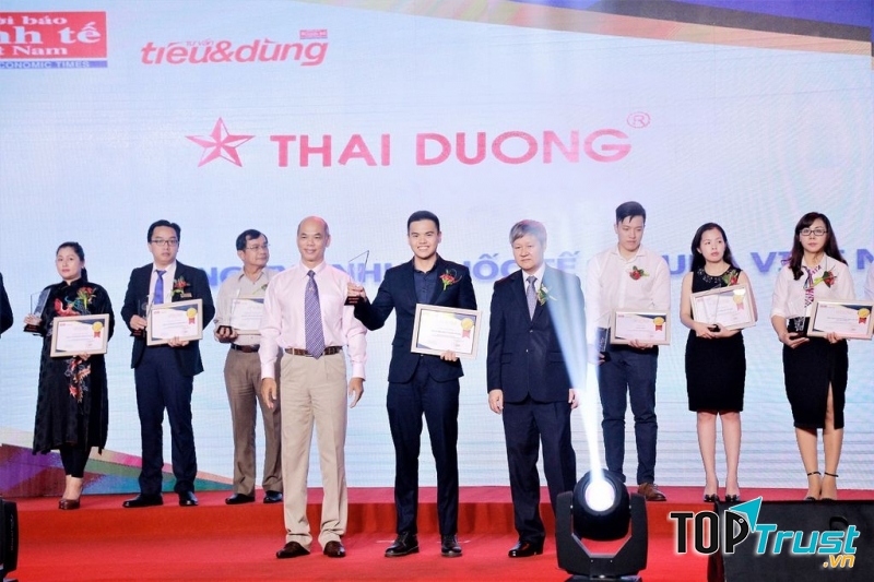 Ông Vũ Hoàng Tú – Đại diện CTCP Sao Thái Dương nhận cup Top 5 sản phẩm Tin & Dùng 2017