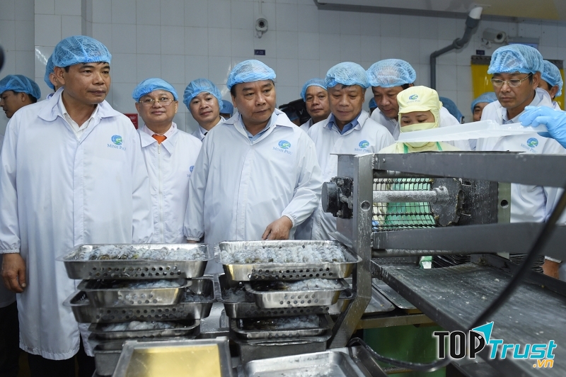 Thủ tướng Nguyễn Xuân Phúc thăm nhà máy sản xuất của tập đoàn Minh Phú.