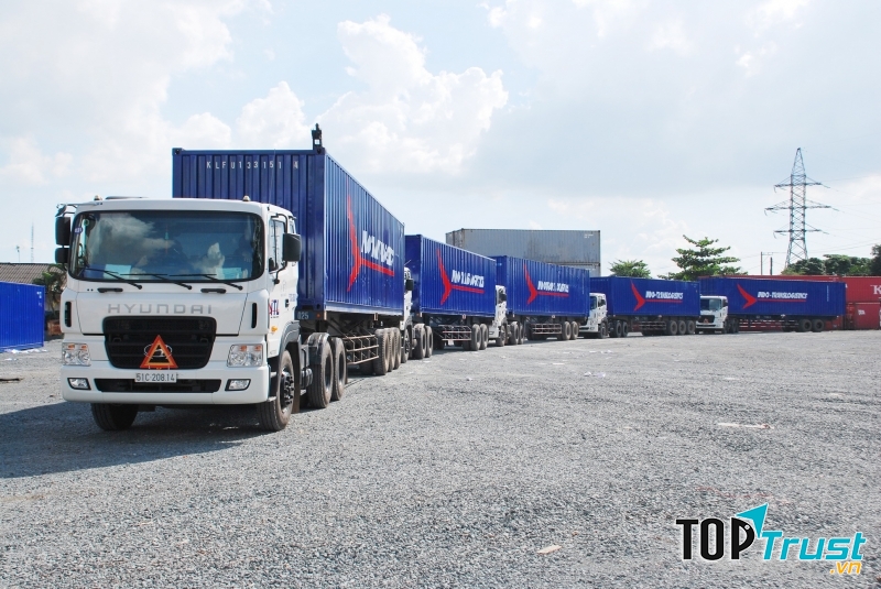 Đội xe Container chuyên nghiệp của công ty Việt Hưng