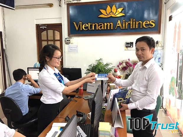 Khách hàng nhận voucher tại trụ sở chính của Vietnam Booking.