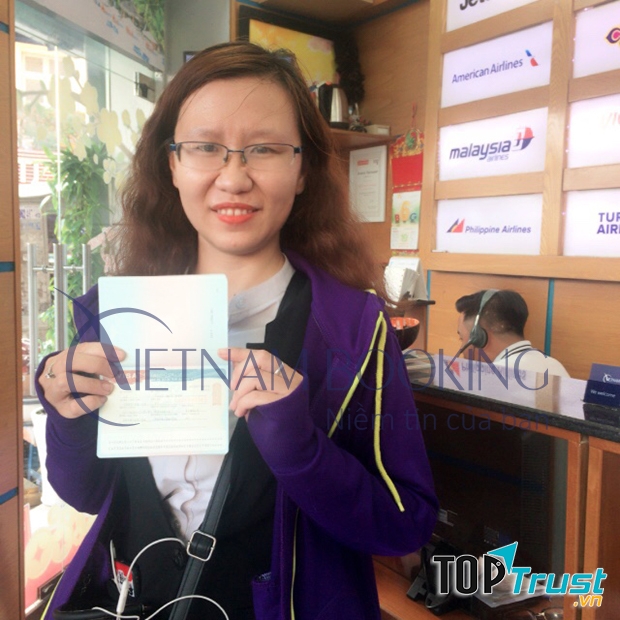 Khách hàng của Vietnam Booking vui vẻ nhận visa tại văn phòng