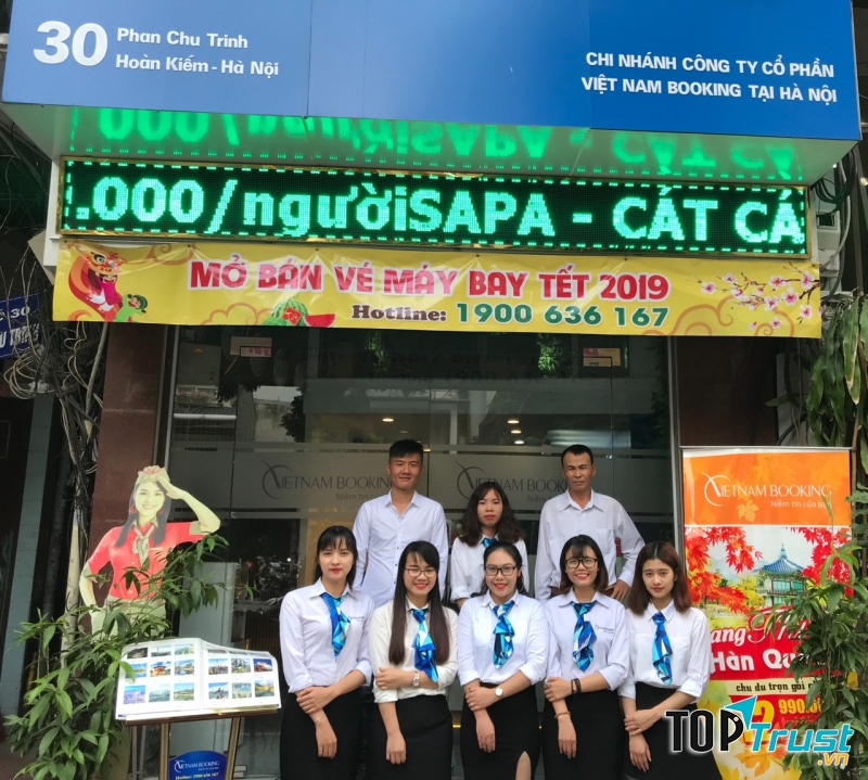 Đội ngũ tư vấn của Vietnam Booking tại văn phòng Hà Nội