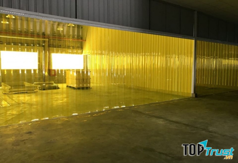 Làm từ nhựa PVC nguyên sinh có độ dày cao