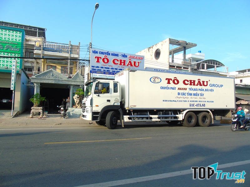 Công ty Tô Châu còn có đội ngũ xe tải chuyên nhận hàng chuyển phát nhanh, vận chuyển hàng hóa, chuyển nhà, văn phòng từ Cà Mau - TP. HCM và ngược lại