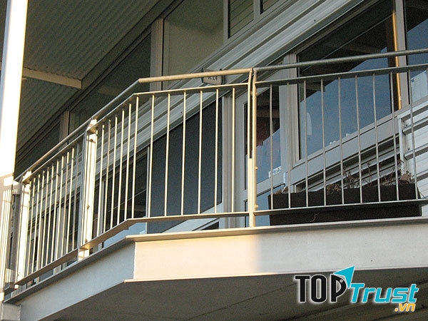 Lan can được làm toàn bộ bằng inox